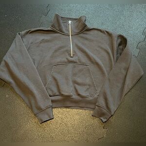Women’s cropped quarter zip sweaty shirt